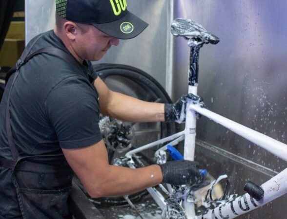 técnico especializado en Bogotá limpiando bicicleta Factor